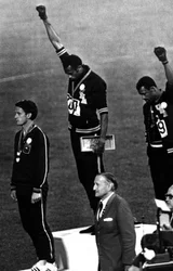 Zwycięzcy biegu na 200 metrów mężczyzn na podium, Igrzyska Olimpijskie 1968, Meksyk